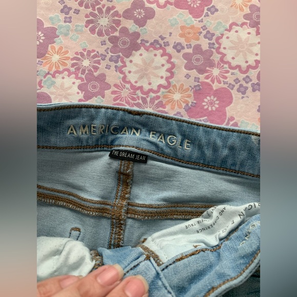 American Eagle distressed light denim sunny jeans size 2 short - Picture 6 of 9